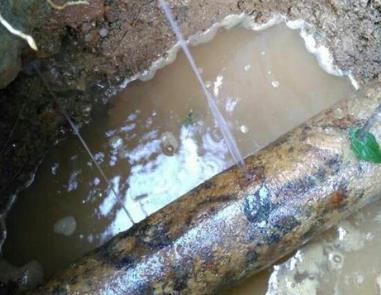 大连市楼顶渗水维修公司分享下地暖漏水的原因及检测方法。